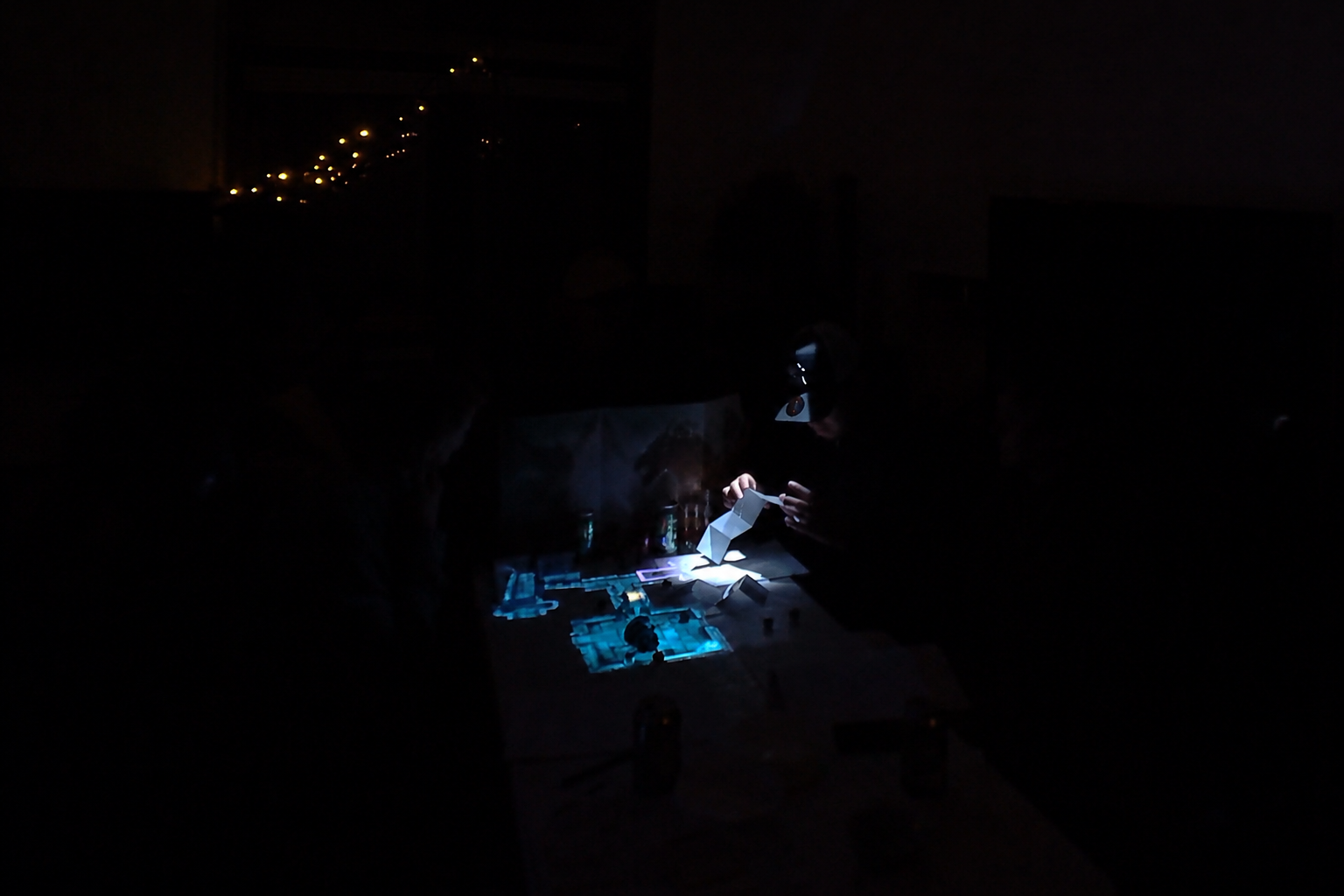 Action under en mørk dungeon-session med projection mapping